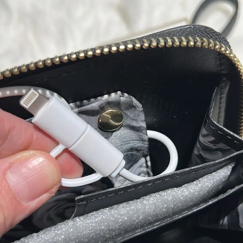 Adrienne‎ Vittadini Charging Wristlet Wallet A27